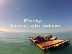 Osoba odpoczywa na tratwie na wodzie. Tekst głosi "Włochy: tanio, ale dobrze". Nawet z ograniczoną walutą we Włoszech można znaleźć tanie i dobre opcje.