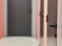 Nowe drzwi Erkado z czarną klamką. Wnętrze z pomarańczowymi akcentami.