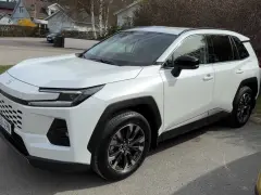 Vit Toyota RAV4 redo för ett nytt toyota rav4 test. Denna SUV ser redo för äventyr.