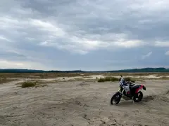 Motocykl na piaszczystym terenie, idealny na szlak Orlich Gniazd samochodem trasę.