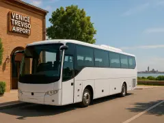 Autobus przed budynkiem lotniska Treviso. Idealny sposób, jak dojechać z lotniska Treviso do Wenecji, z widokiem na miasto w oddali.