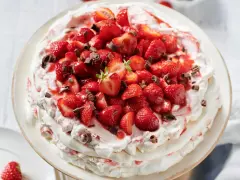 Ein köstliches Pavlova Rezept mit frischen Erdbeeren und Schokostreuseln.