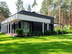 Nowoczesny dom 150m2 otoczony lasem. Zastanawiasz się, jaki jest koszt budowy domu 150m2?