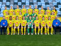 Svenska damlandslaget fotboll poserar för ett lagfoto i sina gula matchställ.