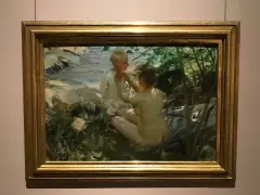 Anders Zorn fångar två barn vid en bäck. En flicka klär på en pojke i solljus.