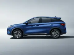 Niebieski BYD atto 3, nowoczesny SUV, prezentuje swój dynamiczny profil na jasnym tle.