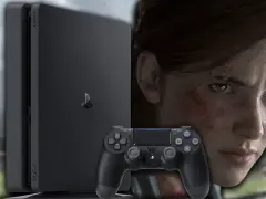 Ellie, con heridas visibles, mira fijamente mientras un mando de PS4 y la consola se colocan delante de ella, evocando la intensidad de the last of us serie.