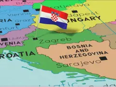 Mapa Europy Środkowej z zaznaczoną Chorwacją i jej flagą. Gdzie leży Chorwacja? Między Słowenią, Węgrami a Bośnią i Hercegowiną.