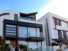 Villas modernes avec balcons en verre. Un investissement discret, un bien immobilier à l'étranger non déclaré, caché sous le soleil éclatant.