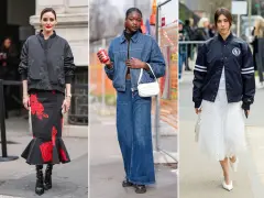 Tre donne sfoggiano un outfit bomber: una con gonna a fiori, una in total denim, l'altra con gonna bianca.