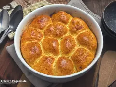 Goldbraune Buchteln, frisch aus dem Ofen, warten darauf, nach diesem köstlichen Buchteln Rezept genossen zu werden.