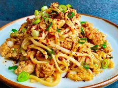 Pyszne danie z makaronem noodle, kurczakiem i szczypiorkiem. Idealne do domowych przepisów na szybki obiad.