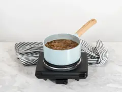 Gotujesz kuleczki tapioki, kluczowy etap w tym, jak zrobić bubble tea. Gotowanie na kuchence elektrycznej.