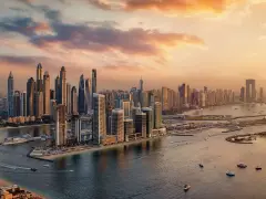 Zachód słońca nad Dubajem, miastem-państwem, z drapaczami chmur i wodą.
