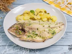 Dorada al horno con patatas panaderas, un plato principal delicioso y saludable.