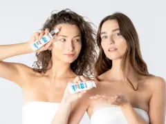 Dwie kobiety prezentują kosmetyk Bandi "More Than Moist". Czy to jest nmf co to?