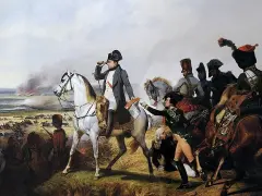 Napoléon, sur son cheval blanc, observe la bataille. La fumée des combats annonce la victoire de Napoléon.