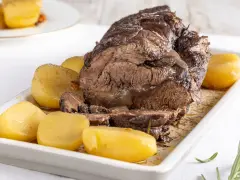 Un succulento brasato al barolo, tenero e saporito, servito con patate dorate.