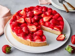 Saftiger Erdbeerkuchen mit frischen Früchten und Tortenguss. Ein Genuss, der einfach backen lässt und jeden begeistert.