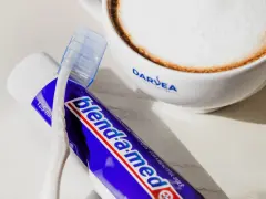 Kawa z pianką i pastą do zębów Blend-a-med. Pytanie brzmi: jaka kawa nie barwi zębów?