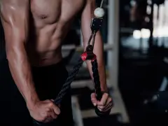 Mięśnie tricepsów w akcji. Zastanawiasz się, ile serii na triceps w tygodniu da najlepsze efekty?