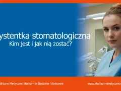 Młoda asystentka stomatologiczna w niebieskim uniformie, z włosami upiętymi w kok. Na niebieskim tle napis "Asystentka stomatologiczna. Kim jest i jak nią zostać?".