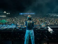 DJka na scenie, tłum ludzi na festiwalu techno Polska, unoszący się zielony aligator.