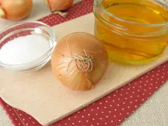 Składniki na syrop z cebuli: cebula, cukier i miód. Domowy sposób na przeziębienie.