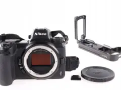 Nikon Z6, czyli co to lustrzanka, z uchwytem SmallRig i dekielkiem.