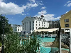 Das Hotel Bell Rock im Europa-Park, mit seiner weißen Fassade und Säulen, lädt zum Verweilen ein. Welches Hotel im Europa-Park ist das beste? Dieses hier sieht vielversprechend aus!
