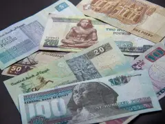 Egipskie funty, od 1 do 200, leżą na czarnym tle. Planujesz podróż i zastanawiasz się, jakie dolary do Egiptu? Lepiej zabrać funty!