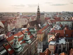 Widok na wrocławski rynek z wieżą ratuszową. Idealne miejsce na weekendowe atrakcje i odkrywanie urokliwych zakątków.