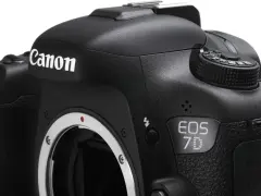 Czarne body aparatu Canon EOS 7D z widocznym obiektywem i pokrętłem trybów.