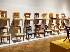 Kolekcja krzeseł w stylu biedermeier, prezentująca elegancję i prostotę epoki.