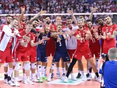 Uśmiechnięci siatkarze polski w czerwonych strojach pozują do zdjęcia, ciesząc się zwycięstwem.