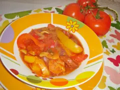 Pyszne leczo z pieczarkami, papryką i pomidorami, podane na kolorowym talerzu.