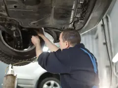 Mechanik wymienia płyn hamulcowy w samochodzie. Dowiedz się, ile kosztuje wymiana płynu hamulcowego.