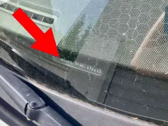 Fahrgestellnummer (VIN) auf der Windschutzscheibe, die auch als OEM-Nummer im Fahrzeugschein zu finden ist.