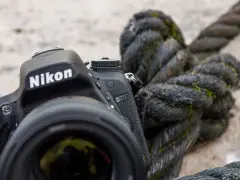 Un Nikon D750, prêt pour l'aventure, à côté d'une corde usée par le temps. Le D810 attend son tour.