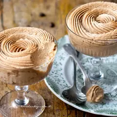 Due coppette di deliziosa mousse al caffè, guarnite con un vortice cremoso. Perfette per una pausa golosa.