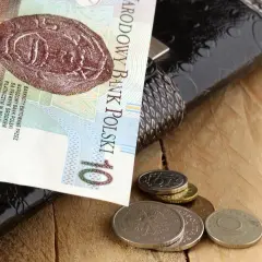 Portfel z banknotem 10 zł i monetami. Zastanawiasz się, skąd wziąć pieniądze?