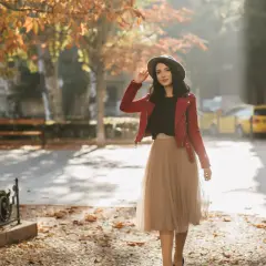 Beżowa spódnica: 50+ stylizacji na każdą okazję i porę roku