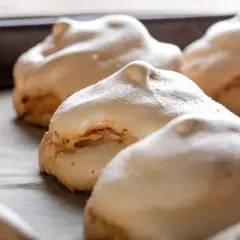 Des meringues suisses dorées et légères, prêtes à être dégustées.