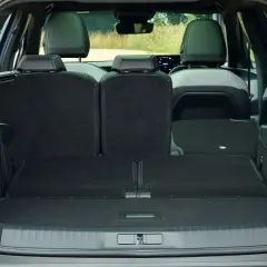 Det rymliga peugeot 5008 bagageutrymme med nedfällda säten, redo för din nästa resa eller shoppingtur.