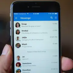 Ekran telefonu z listą rozmów w aplikacji Messenger. Jeśli chcesz dowiedzieć się, jak przywrócić ustawienia Messengera, ten obraz pokazuje interfejs aplikacji.