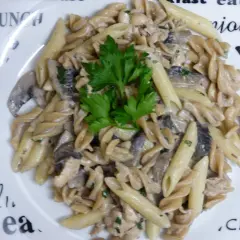 Pyszny makaron penne z kurczakiem i pieczarkami w sosie śmietanowym