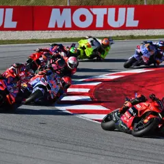 Carreras de MotoGP en curva, pilotos luchando por posición. El calendario MotoGP se llena de adrenalina.