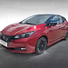 Nissan Leaf rouge, 40 kWh, prête pour l'aventure. Son autonomie vous emmène loin, en toute sérénité.