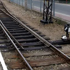 Zwrotnica kolejowa z nastawczym suwakowym mechanizmem. Minimalna droga oporowa klamry w zamknięciu nastawczym suwakowym jest kluczowa dla bezpieczeństwa.