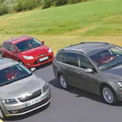 Pięć samochodów w wersji kombi i hatchback jedzie po torze.